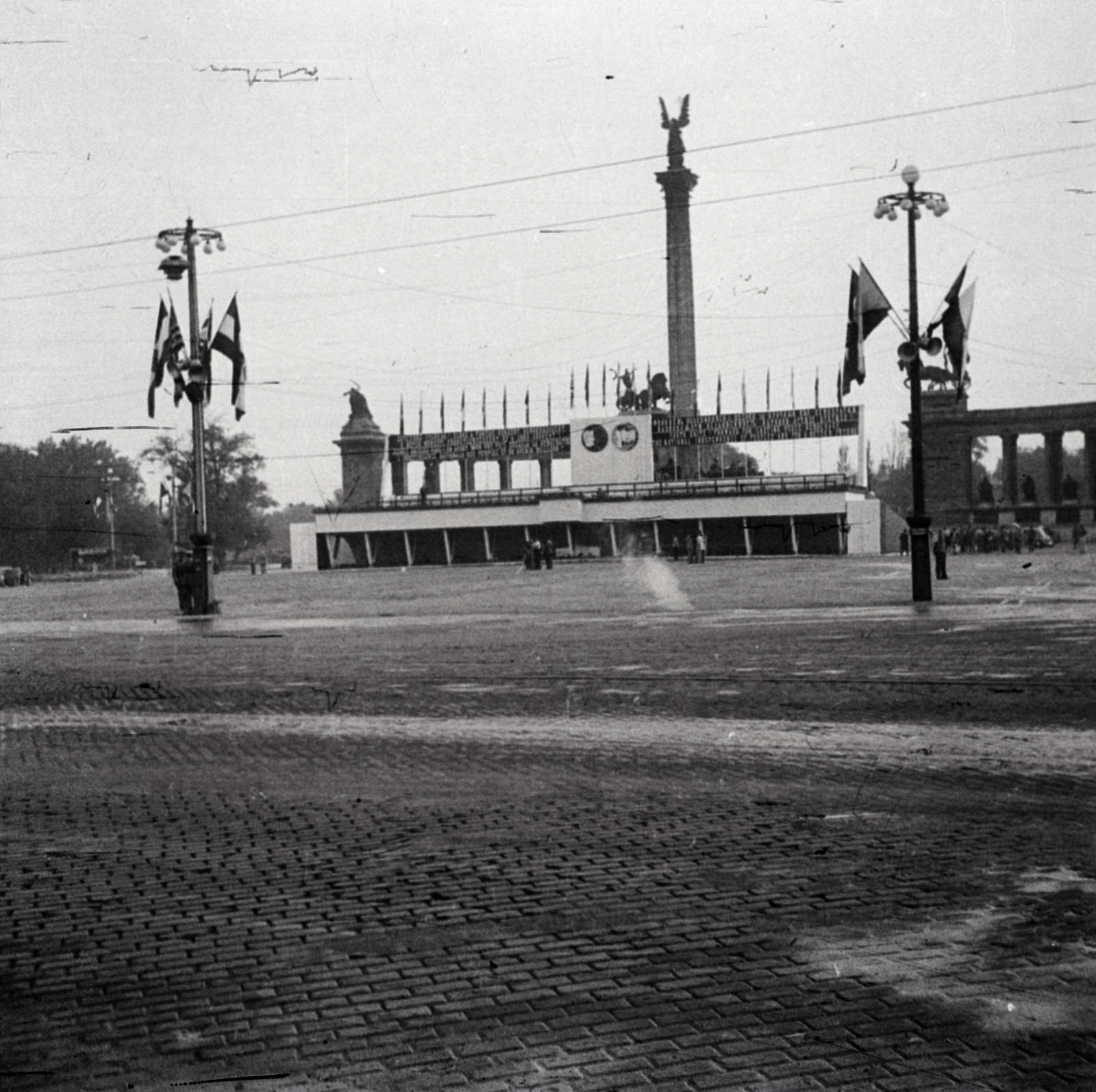 Magyarország, Budapest XIV., Hősök tere, ünnepi dekoráció a II. VIT (Világifjúsági Találkozó) záróünnepélyére 1949. augusztus 28-án., 1949, Sattler Katalin, Budapest, utcakép, lámpaoszlop, keramit, Fortepan #171059