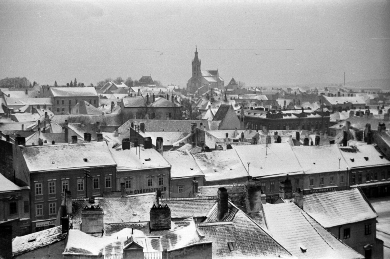 Hungary, Sopron, kilátás a Tűztoronyból a Szent Mihály-templom felé, előtérben a Várkerület háztetői., 1943, Sattler Katalin, winter, view, Fortepan #171067