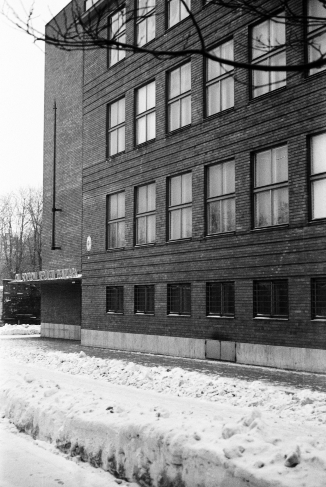 Hungary, Sopron, Kis János utca 4. háttérben a Lenkey (Gensel Ádám) utca sarok, OTI Soproni Területi Pénztár (később Járási Hivatal)., 1943, Sattler Katalin, Fortepan #171070