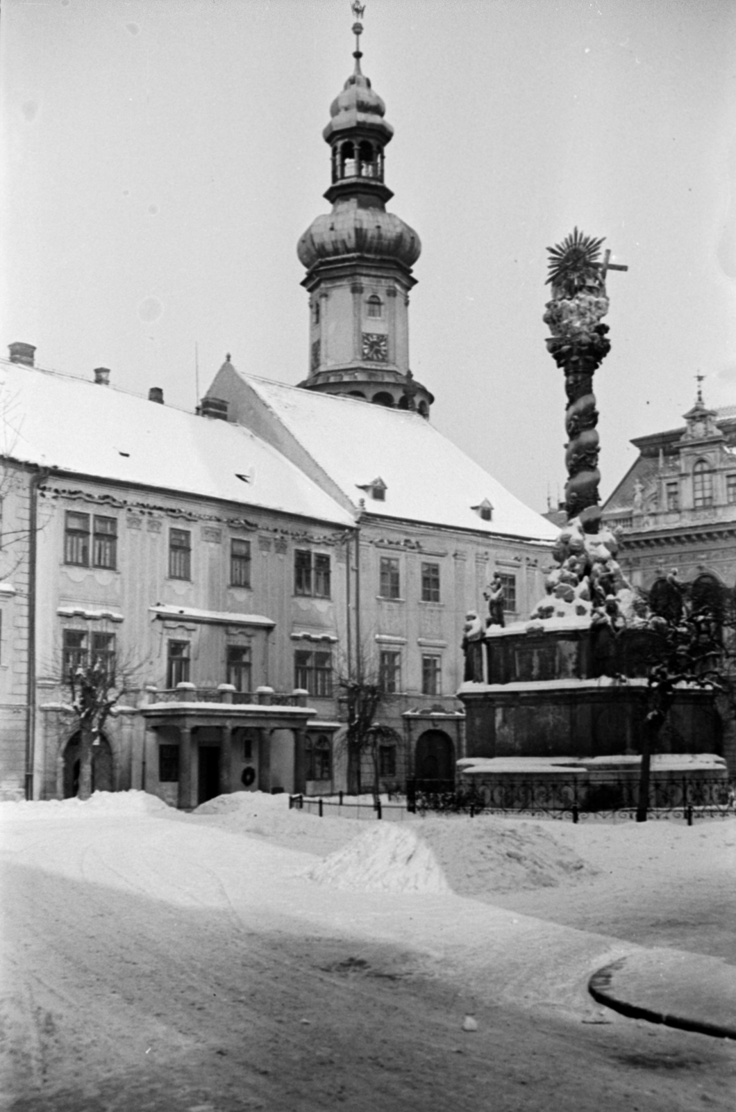 Hungary, Sopron, Fő (Ferenc József) tér a Templom utcából nézve, jobbra a Szentháromság-szobor, háttérben a Tűztorony., 1943, Sattler Katalin, Fortepan #171077