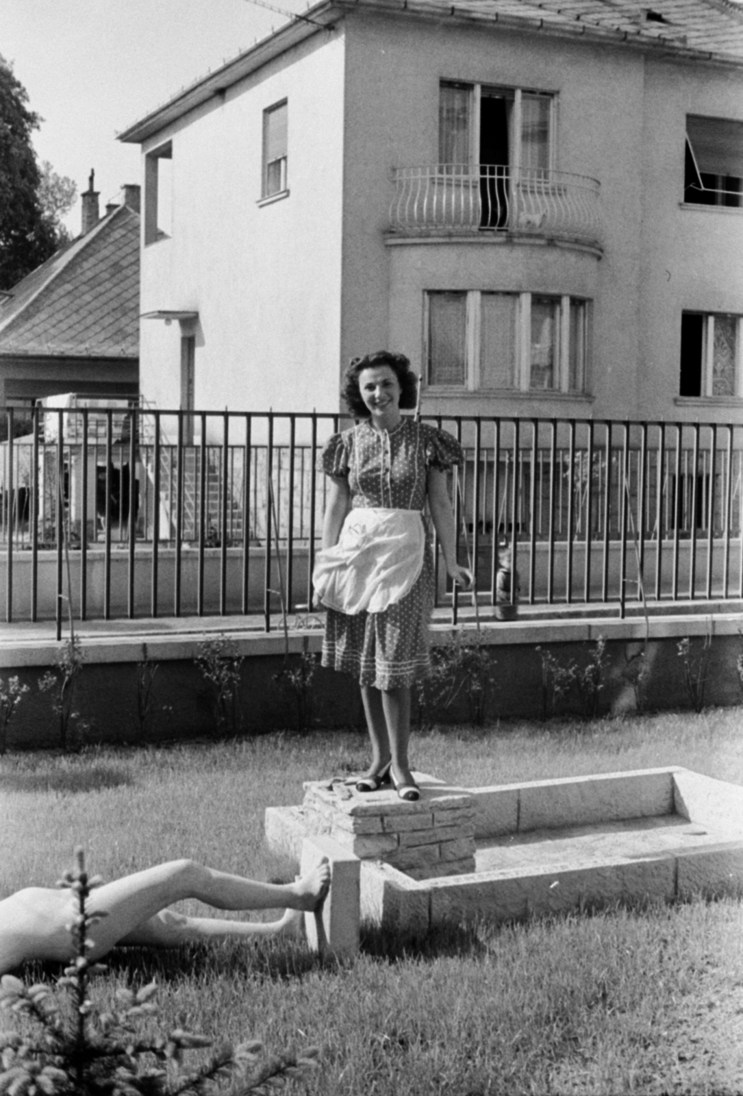 Magyarország, Budapest XIV., a Ciklámen utca 3. számú ház kertjében a ledöntött Leányakt korsóval kútszobor. Szemben a Ciklámen utca 6. számú ház., 1943, Sattler Katalin, Budapest, abszurd, Fortepan #171081