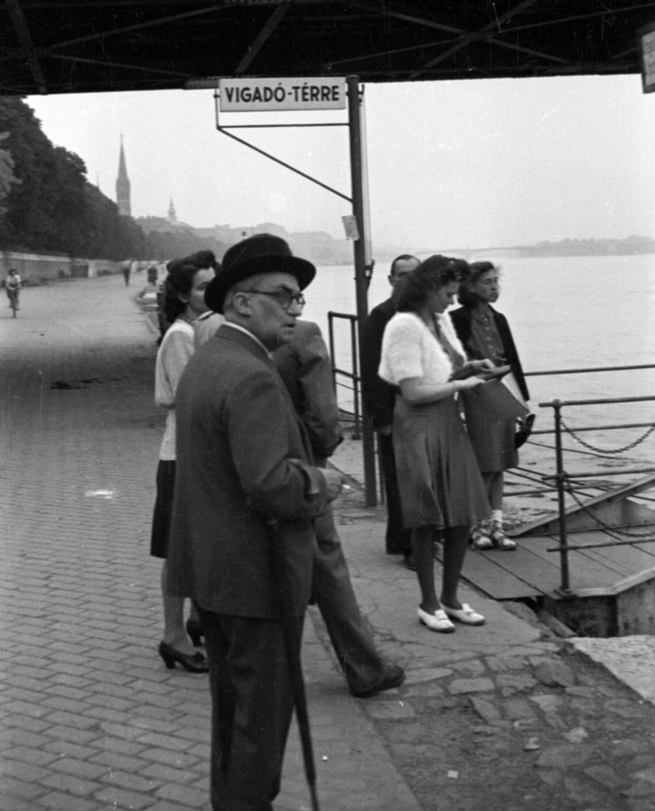 Hungary, Budapest I., a budai alsó rakpart a Széchenyi Lánchíd alatt, a Szilágyi Dezső tér felé nézve., 1943, Sattler Katalin, Budapest, Fortepan #171086