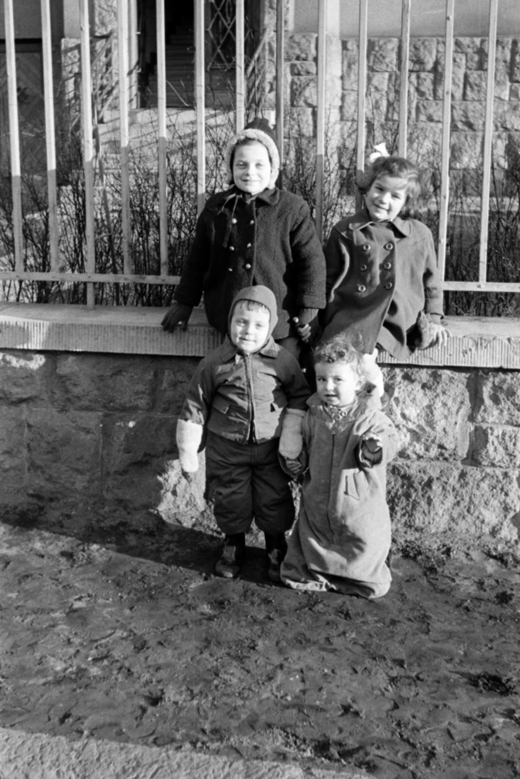 Hungary, Budapest XIV., Ciklámen utca, a felvétel a 3-as (ekkor 2-es) számú ház előtt készült., 1953, Sattler Katalin, Budapest, tableau, kids, fence, freestone, Fortepan #171096