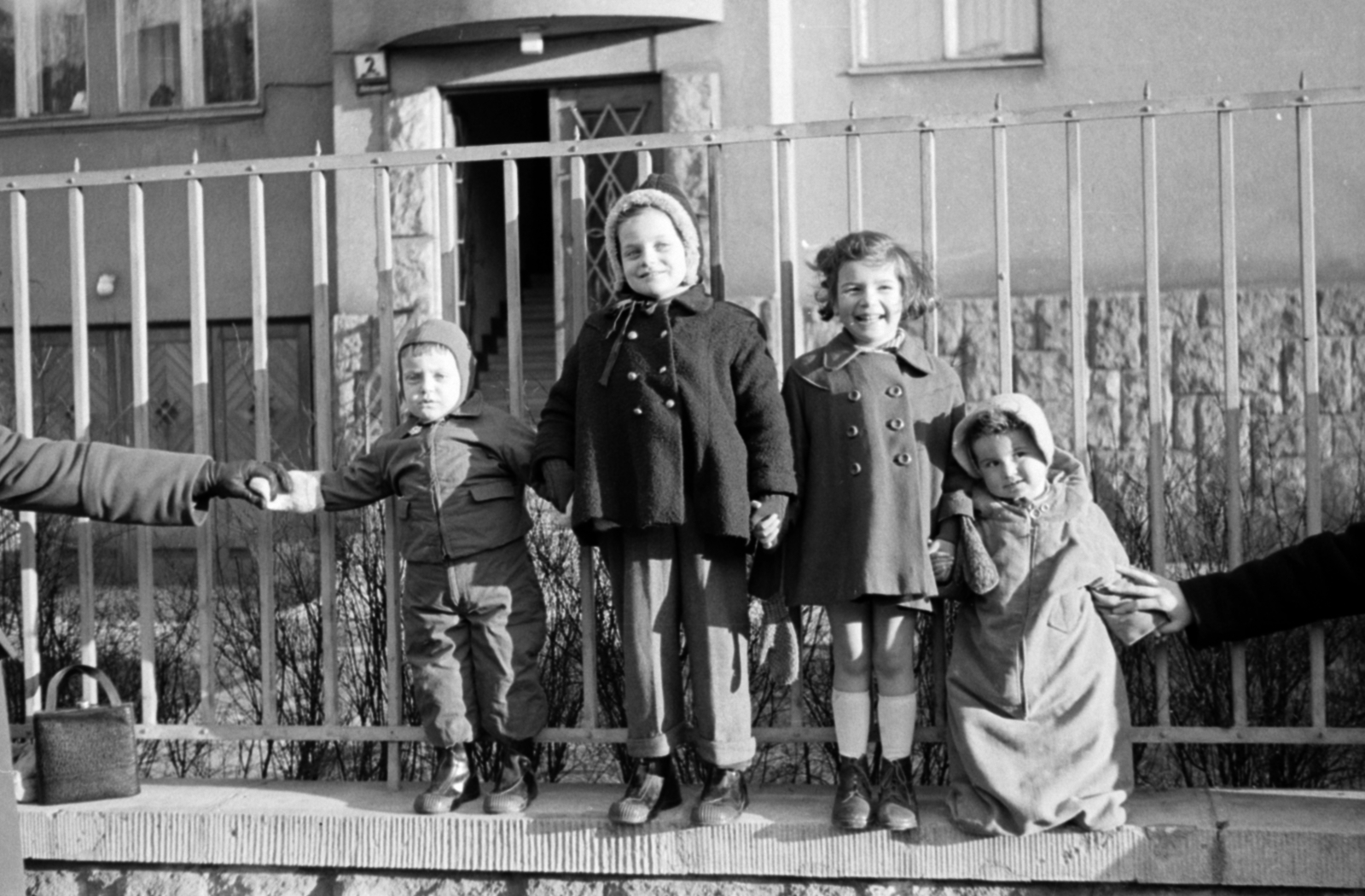 Hungary, Budapest XIV., Ciklámen utca, a felvétel a 3-as (ekkor 2-es) számú ház előtt készült., 1953, Sattler Katalin, Budapest, tableau, smile, kids, fence, hold hands, house number sign, sleeping bag, Fortepan #171097