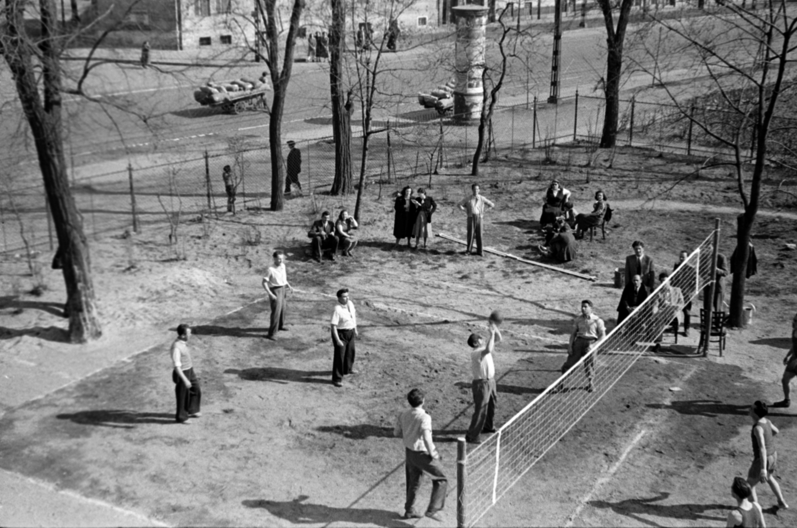 Hungary, Budapest VIII., Orczy út 3., a Szlovák iskola udvara., 1953, Sattler Katalin, volleyball, Budapest, Fortepan #171101