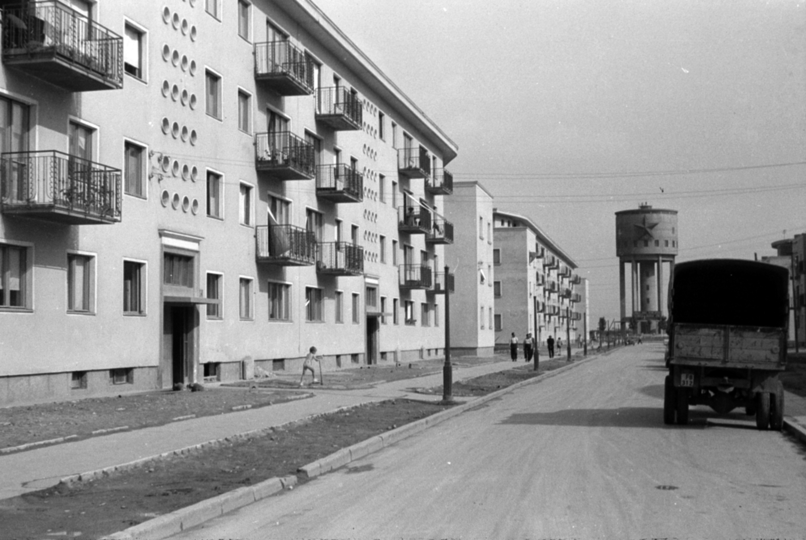 Hungary, Dunaújváros, (Sztálinváros), Május 1. utca, szemben az első víztorony., 1953, Sattler Katalin, balcony, water tower, Red Star, blocks, Fortepan #171105