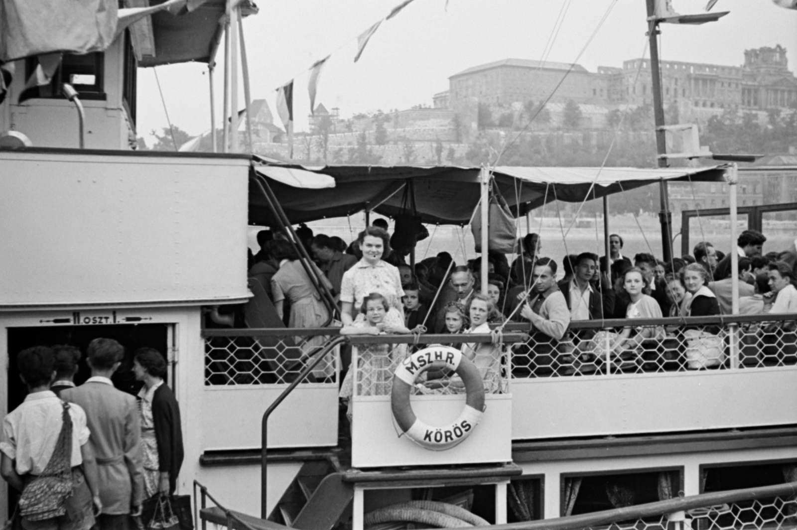 Hungary, Budapest V., a Körös lapátkerekes gőzhajó a Vigadó (Molotov) téri hajóállomásnál, háttérben a Királyi Palota (később Budavári Palota)., 1953, Sattler Katalin, boat trip, Budapest, lifebelt, steamboat, Fortepan #171115