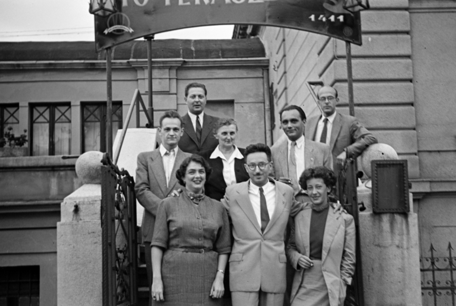 Hungary, Budapest XIV., Olof Palme sétány (Vorosilov út),, a Műjégpálya épülete, a Tó terasz étterem bejárata., 1953, Sattler Katalin, Budapest, tableau, smile, companionship, stairs, smoking, Fortepan #171121