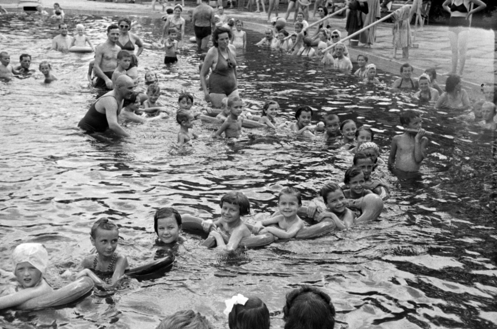 Hungary, Hajdúszoboszló, strand., 1955, Sattler Katalin, beach, kids, jesting, swim belt, Fortepan #171132