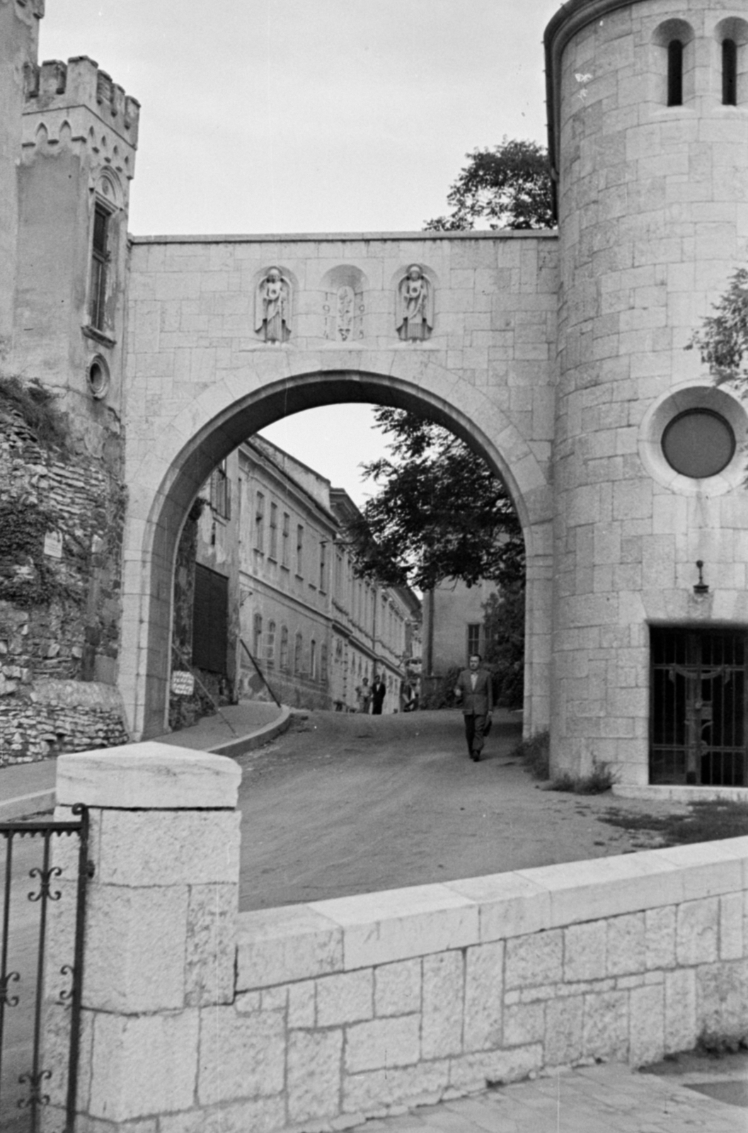 Hungary, Veszprém, Vár (Tolbuhin) utca, szemben a Hősök Kapuja., 1955, Sattler Katalin, monument, Fortepan #171137