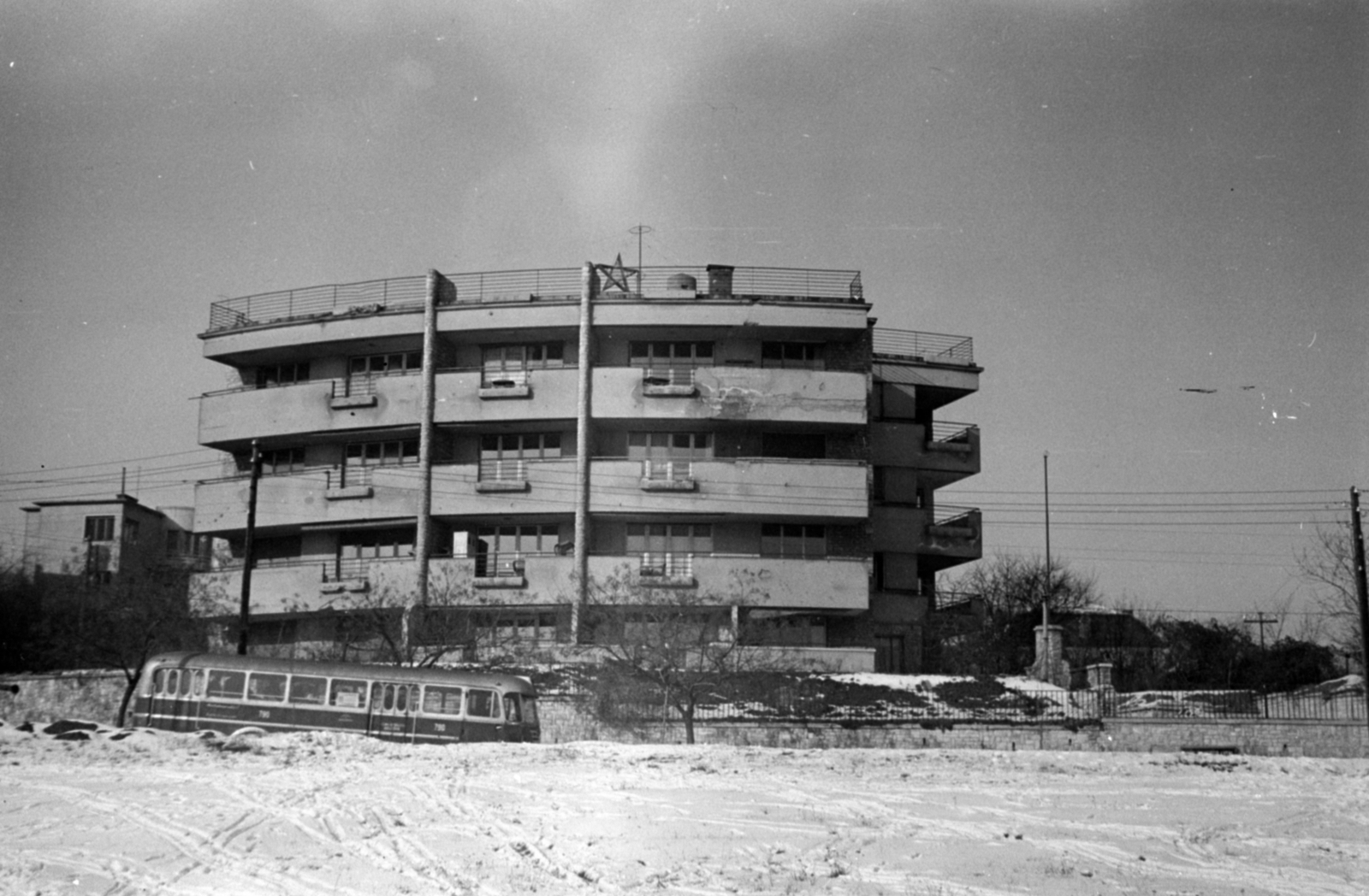 Hungary, Budapest II., Bimbó út 63., Alsó Törőkvész út sarokház., 1955, Sattler Katalin, Budapest, tenement house, Red Star, roof terrace, bus, Fortepan #171145