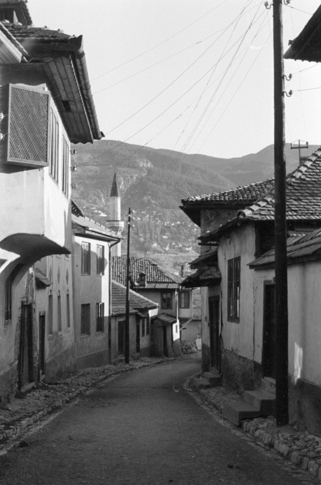 Bosznia-Hercegovina, Szarajevó, ulica Nadmlini, szemben a Kučuk Kjatib Mujhudin dzsámi minaretje., 1955, Sattler Katalin, Jugoszlávia, utcakép, Fortepan #171159