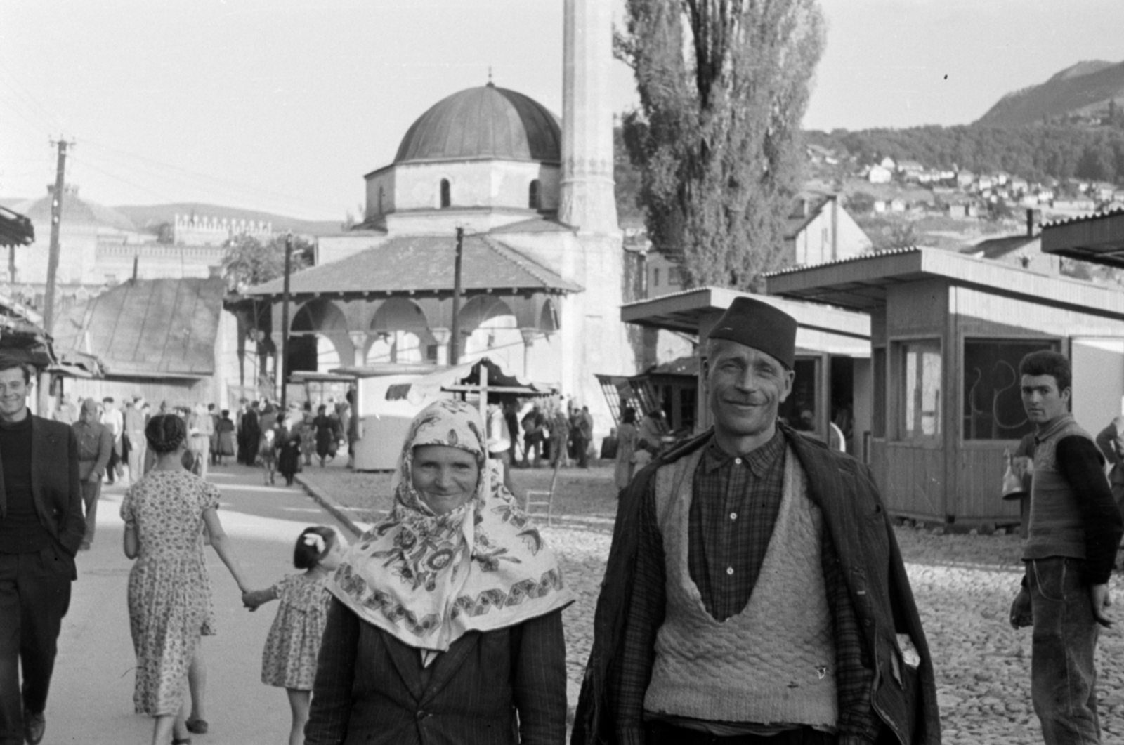 Bosnia and Herzegovina, Sarajevo, Bascarsija mecset (Baščaršijska džamija)., 1955, Sattler Katalin, Yugoslavia, moustache, tarboosh, headscarf, Fortepan #171161