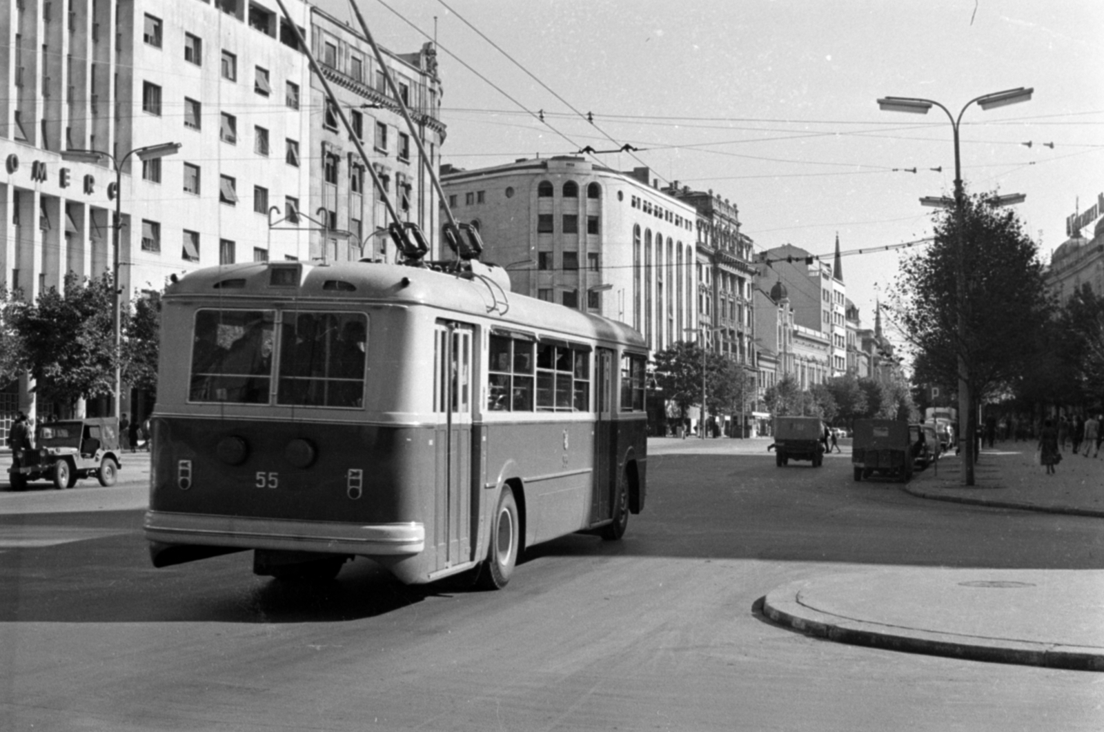 Szerbia, Belgrád, Terazije az ulica Prizrenska felől nézve., 1955, Sattler Katalin, Jugoszlávia, utcakép, trolibusz, utcai lámpa, Alfa Romeo 910, licenc, Fortepan #171167