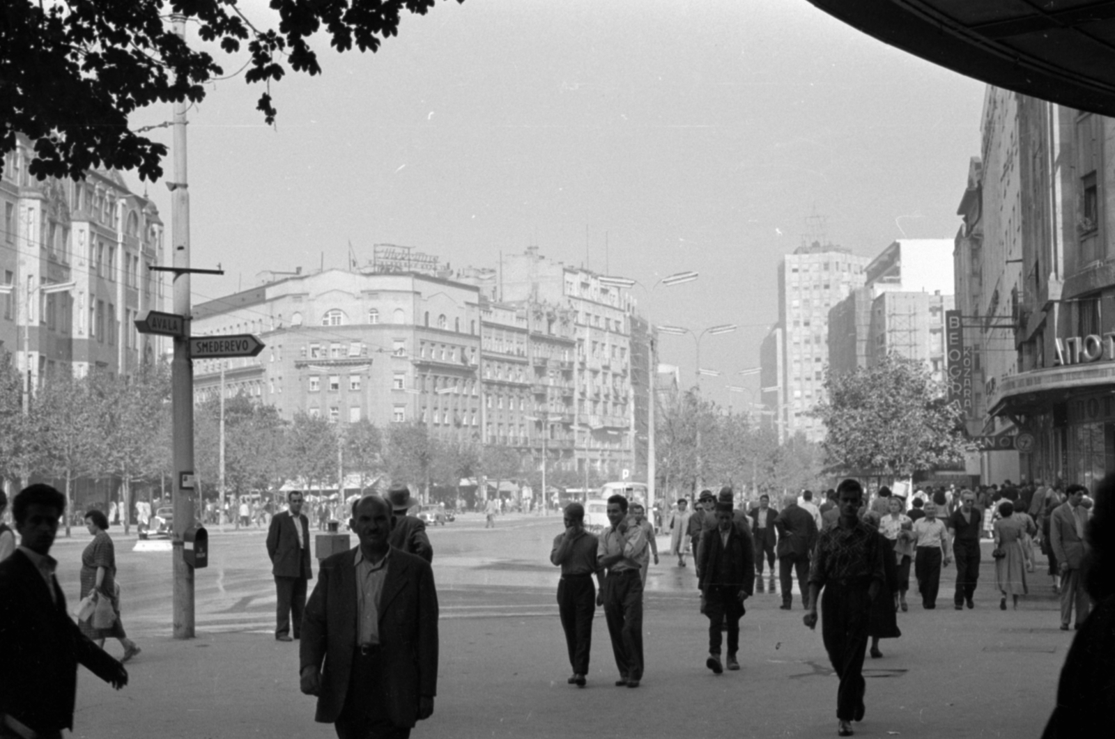 Serbia, Belgrade, Terazije az Albanija-palota felé nézve, bal szélen a Moszkva szálló., 1955, Sattler Katalin, Yugoslavia, street view, pedestrian, Fortepan #171168