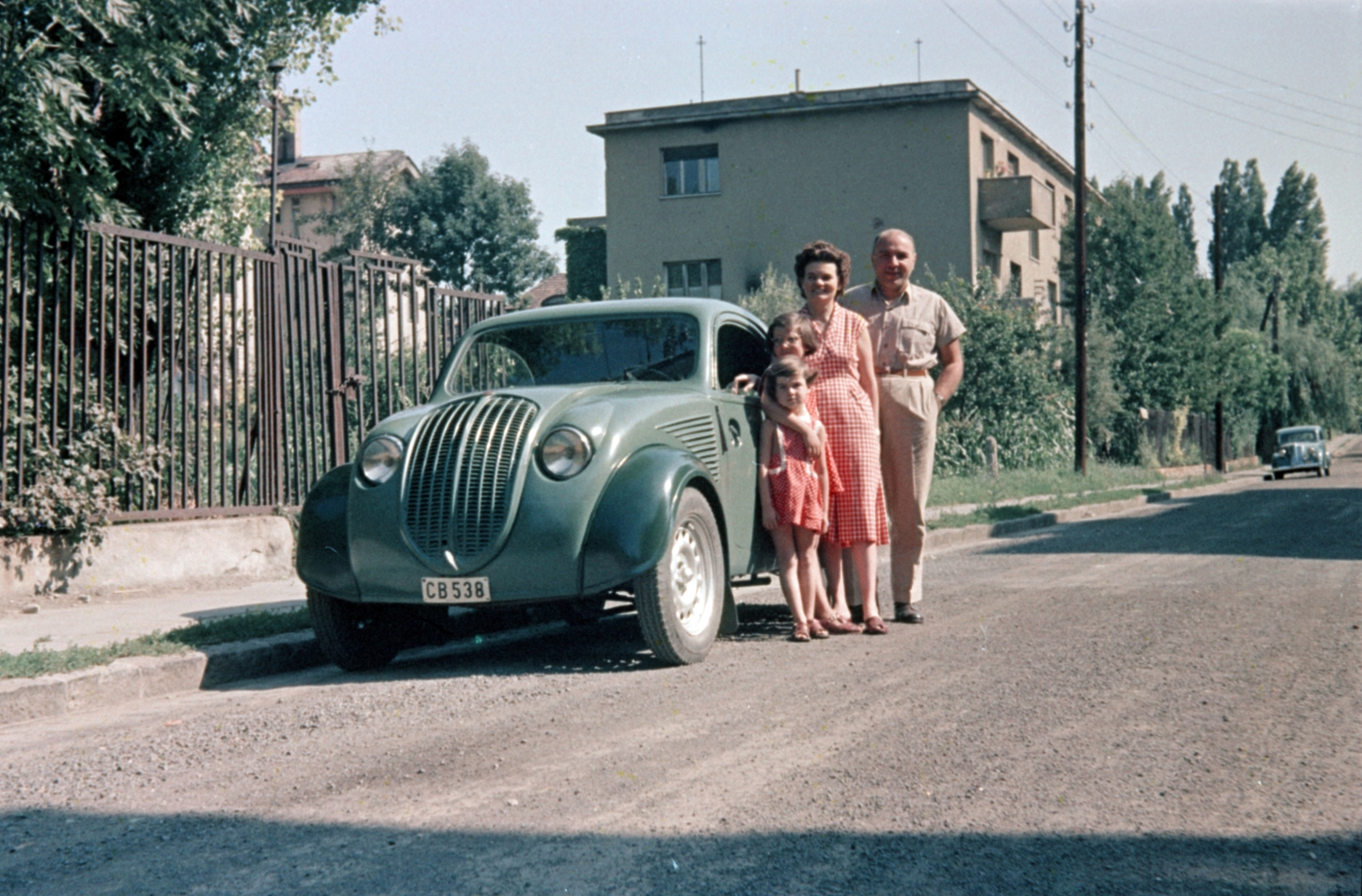 Hungary, Budapest II., a Lupény utca Szilágyi Erzsébet fasor - Toroczkó tér közötti szakasza. Steyr 55 &#34;Baby&#34; típusú személygépkocsi., 1957, Sattler Katalin, colorful, Steyr-brand, automobile, number plate, Budapest, Fortepan #171169