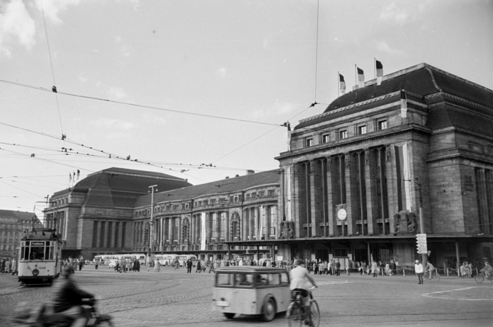 Germany, Leipzig, főpályaudvar., 1957, Sattler Katalin, GDR, public building, bicycle, motorcycle, tram, Fortepan #171173