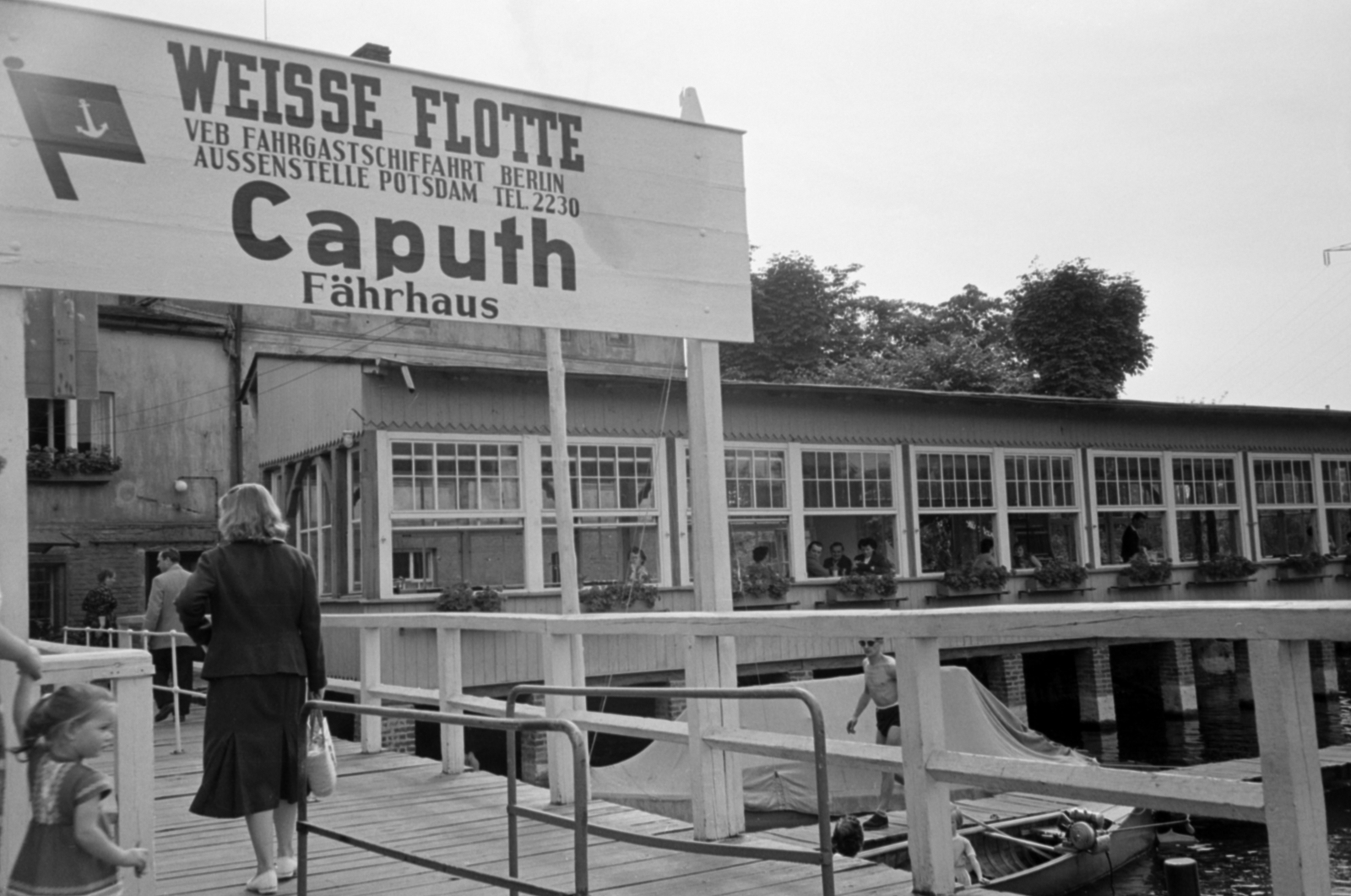 Germany, Schwielowsee, Caputh (ekkor önálló, ma a város része), Strasse der Einheit 88., a Fährhaus Caputh étterem a Havel folyó partján., 1957, Sattler Katalin, GDR, german text, Fortepan #171179