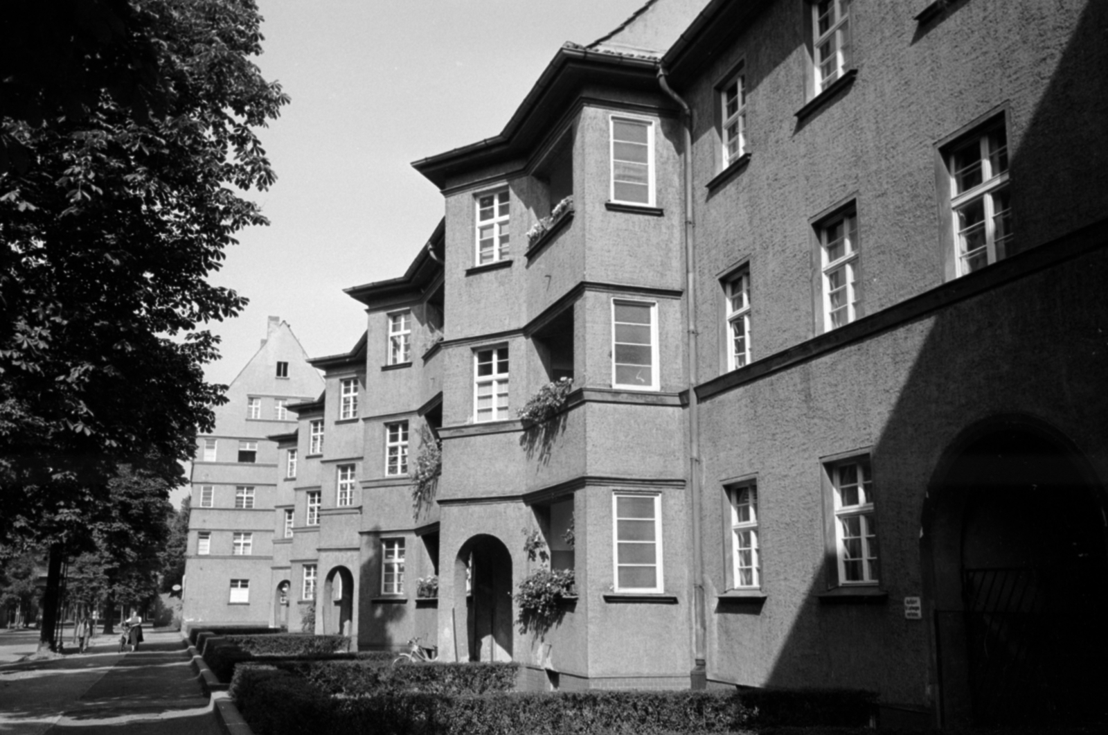 Germany, Potsdam, Kastanienallee 32-35. számú épület., 1957, Sattler Katalin, tenement house, GDR, Fortepan #171180