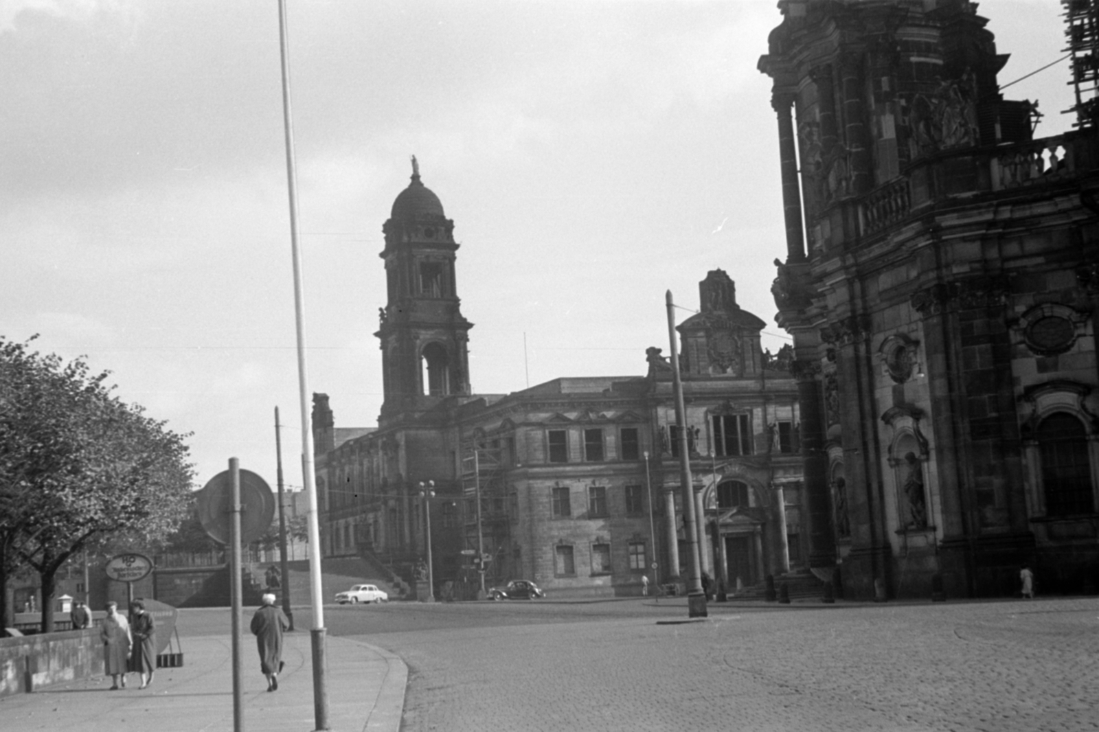 Germany, Dresden, Schlossplatz, szemben a Sächsisches Ständehaus, jobbra a Szentháromság Katolikus Főtemplom (Hofkirche)., 1957, Sattler Katalin, GDR, Fortepan #171182