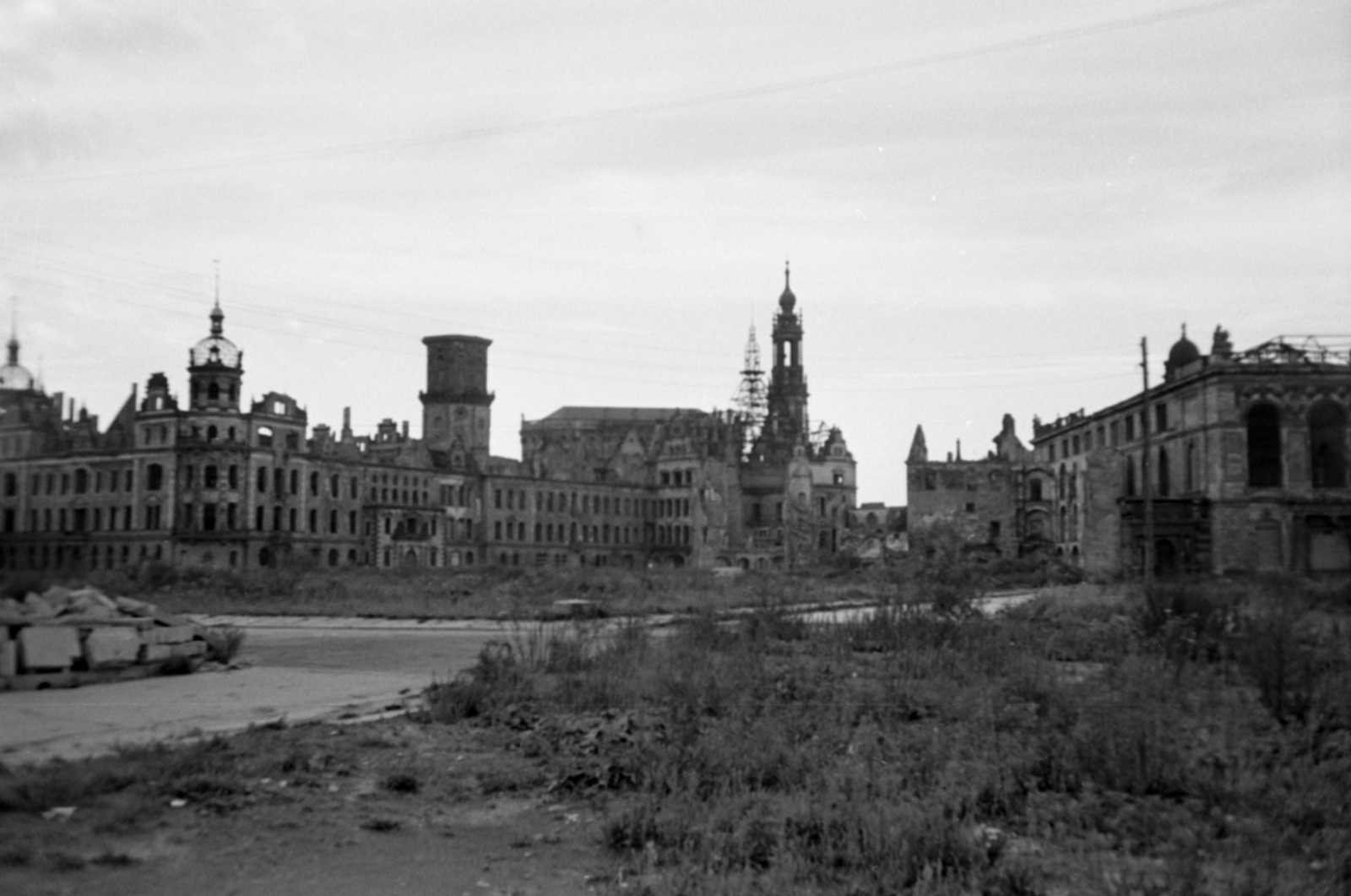 Germany, Dresden, Neumarkt, a Drezdai Kastély (Residenzschloss) romjai, kissé jobbra a Szentháromság Katolikus Főtemplom (Hofkirche) tornya., 1957, Sattler Katalin, GDR, war damage, Fortepan #171183