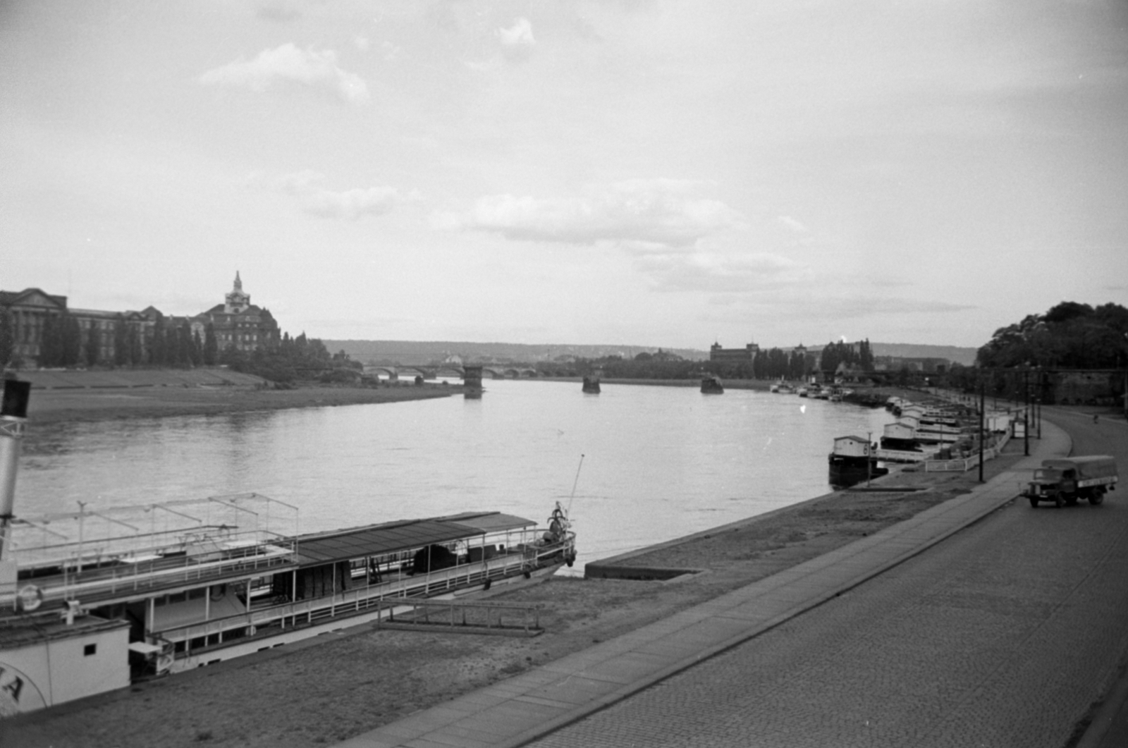 Germany, Dresden, a Terrassenufer a Brühlsche Terrasse-ról nézve. Szemben a lerombolt Carolabrücke pillérei, mögötte az Albertbrücke. A kép bal szélén a Sächsisches Staatsministerium der Finanzen, ettől jobbra a Sächsische Staatskanzlei tornyos épülete., 1957, Sattler Katalin, GDR, wrecked bridge, Fortepan #171185