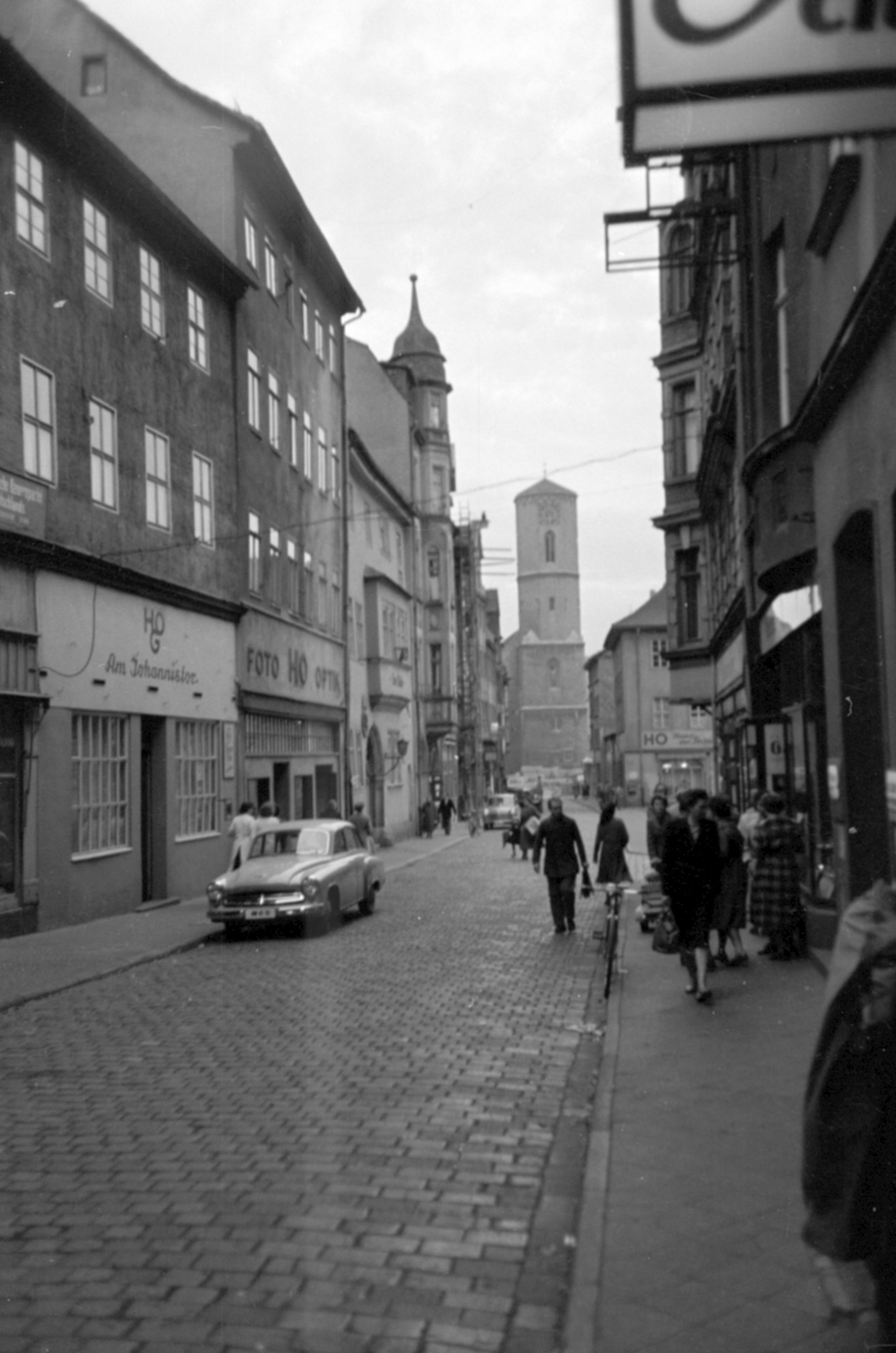 Germany, Jena, Johannisstrasse a Szent Mihály-templom (Stadtkirche St. Michael) felé nézve., 1957, Sattler Katalin, GDR, street view, Fortepan #171188