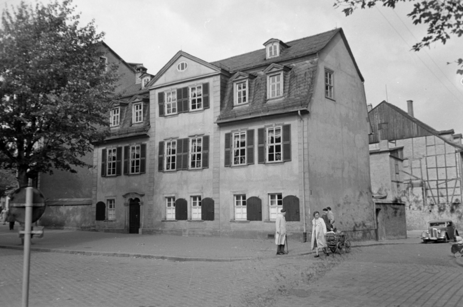 Germany, Weimar, Schillerstrasse, szemben a Schillerhaus. Ebben a házban élt Schiller 1802-től 1805-ig., 1957, Sattler Katalin, GDR, memorial, cornerhouse, Fortepan #171195