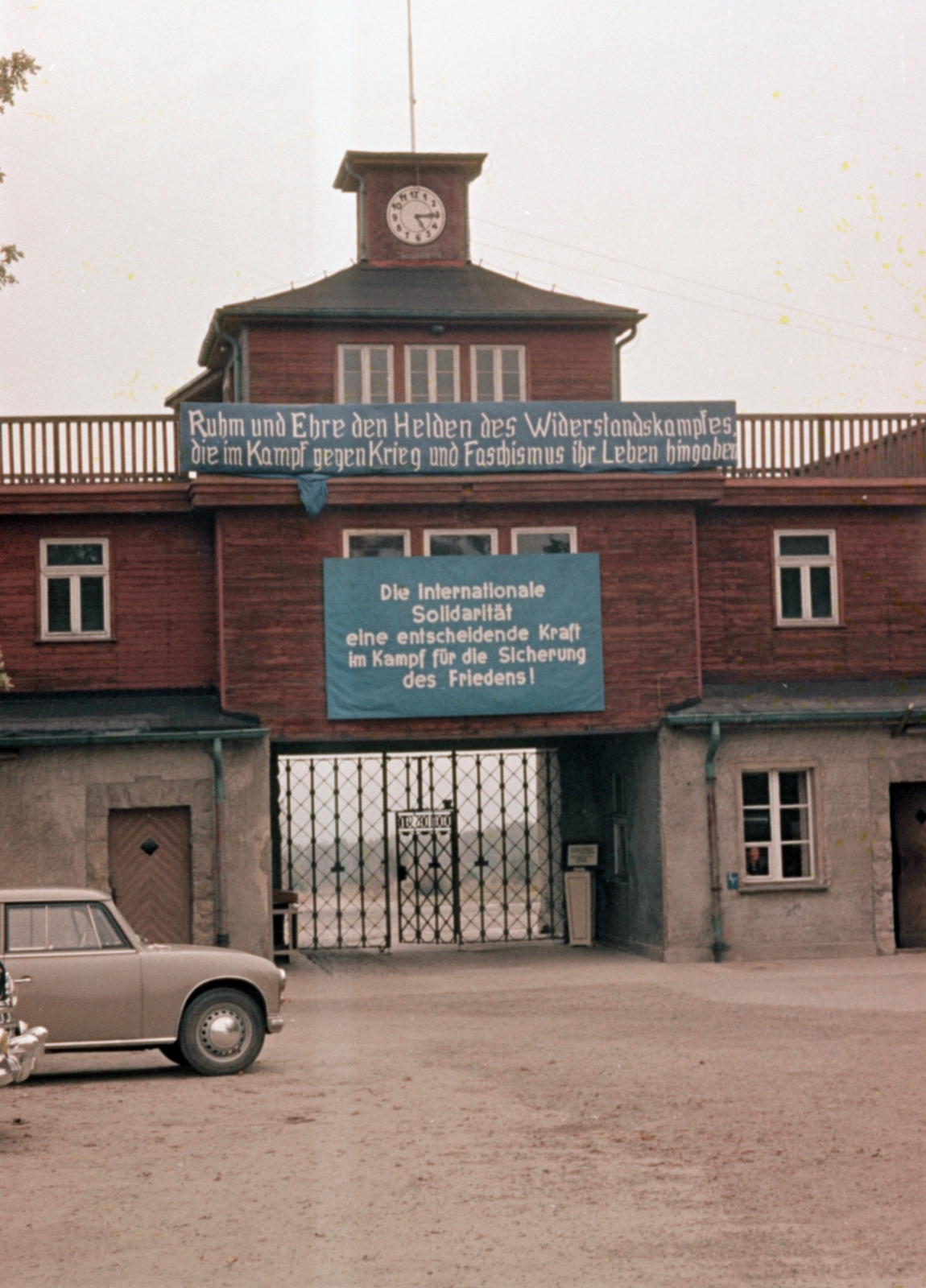 Germany, Buchenwald, a koncentrációs tábor bejárata., 1957, Sattler Katalin, colorful, GDR, concentration camp, german text, Fortepan #171196