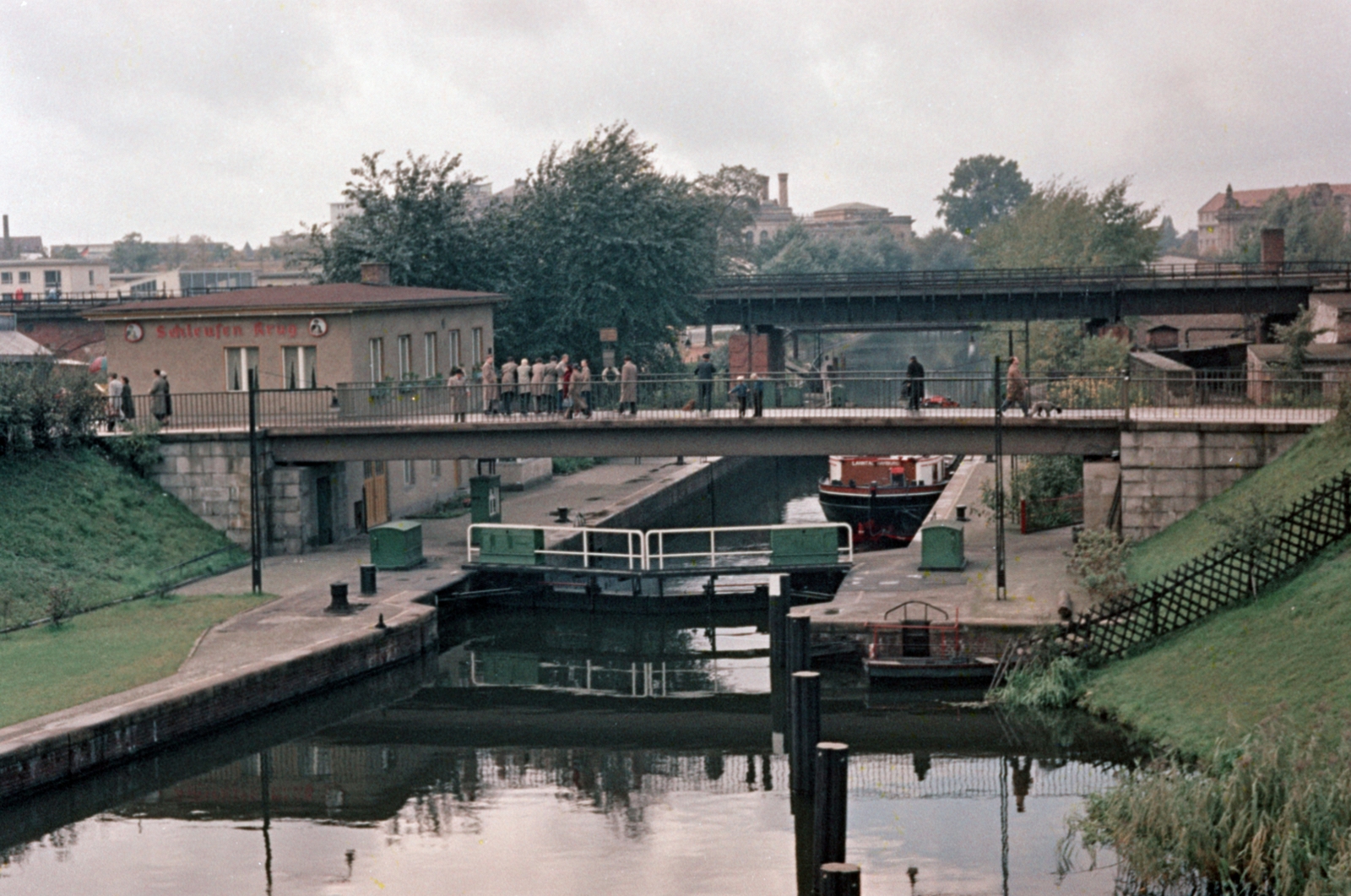 Germany, Berlin, Nyugat-Berlin, Schleusen Krug vendéglő a Landwerkanahl egyik zsilipjénél. A felvétel a Bahnhof Zoologischer Garten - Schloss Bellevue közötti függőszékes drótkötélpályáról készült., 1957, Sattler Katalin, colorful, West Berlin, Fortepan #171199