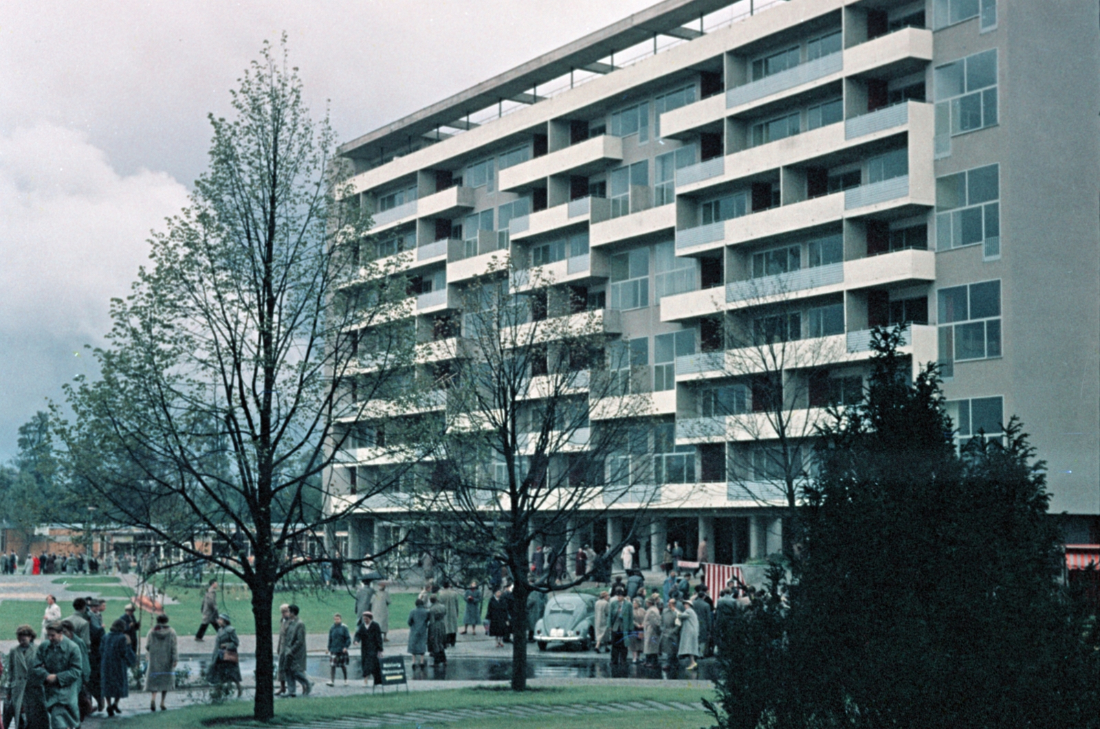 Németország, Berlin, Nyugat-Berlin, Klopstockstrasse, Pierre-Vago-Haus., 1957, Sattler Katalin, színes, Nyugat-Berlin, modern építészet, Volkswagen Bogár, Fortepan #171204