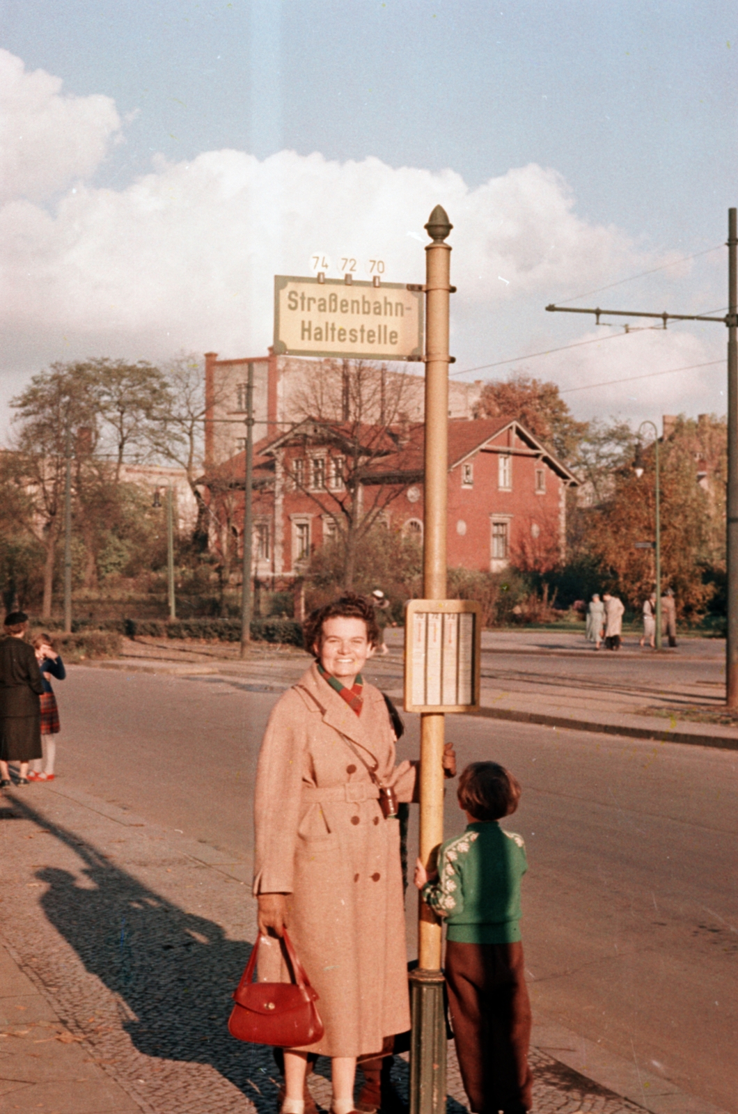 Németország, Berlin, Kelet-Berlin, Berliner Allee (Klement-Gottwald-Allee), háttérben a mára lebontott 164. számú ház., 1957, Sattler Katalin, színes, NDK, Kelet-Berlin, Fortepan #171205