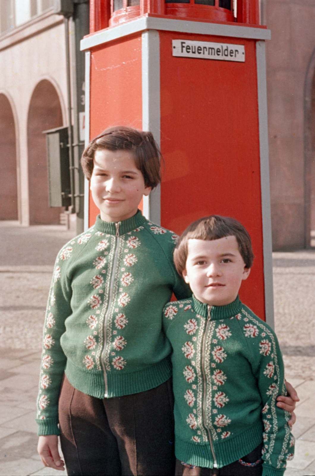 Germany, Berlin, Kelet-Berlin, Invalidenstrasse, háttérben a 111. számú ház., 1957, Sattler Katalin, colorful, GDR, East-Berlin, kids, german text, sweater, brothers, Fortepan #171206