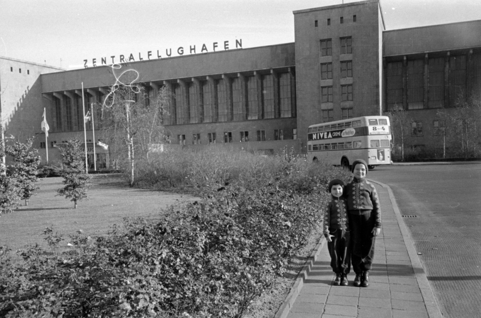 Germany, Berlin, Nyugat-Berlin, Tempelhof, Központi Repülőtér (Zentralflughafen)., 1957, Sattler Katalin, West Berlin, german text, public building, double-decker, Fortepan #171209