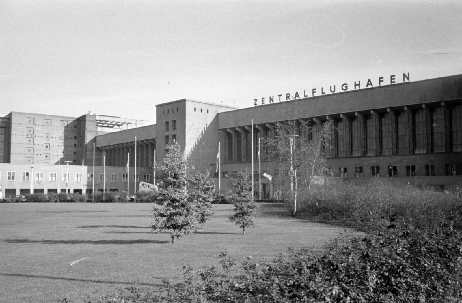 Germany, Berlin, Nyugat-Berlin, Tempelhof, Központi Repülőtér (Zentralflughafen)., 1957, Sattler Katalin, West Berlin, public building, modern architecture, Fortepan #171210