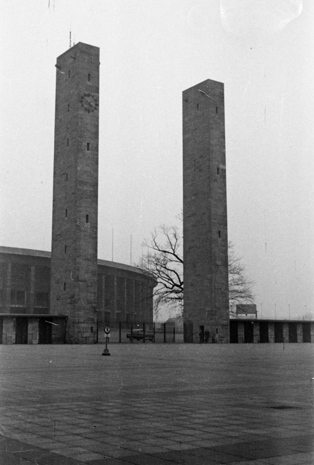 Germany, Berlin, Nyugat-Berlin, az Olimpiai Stadion főbejárata., 1957, Sattler Katalin, West Berlin, modern architecture, public clock, Fortepan #171211