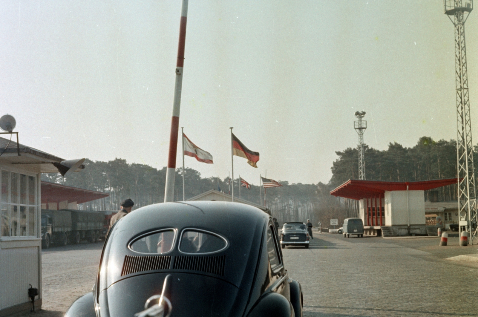 Germany, Berlin, Nyugat-Berlin. Heerstrasse / Staaken határátkelőhely Nyugat-Berlinből az NDK-ba.., 1957, Sattler Katalin, colorful, flag, German brand, Volkswagen-brand, barrier, GDR, border crossing, automobile, East-Berlin, West Berlin, Volkswagen Beetle, Fortepan #171217
