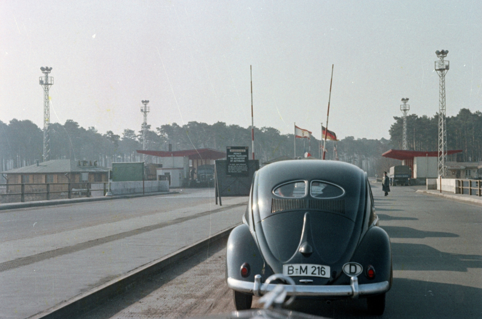 Germany, Berlin, Nyugat-Berlin. Heerstrasse / Staaken határátkelőhely Nyugat-Berlinből az NDK-ba.., 1957, Sattler Katalin, colorful, Volkswagen-brand, GDR, border crossing, East-Berlin, West Berlin, Volkswagen Beetle, Fortepan #171219