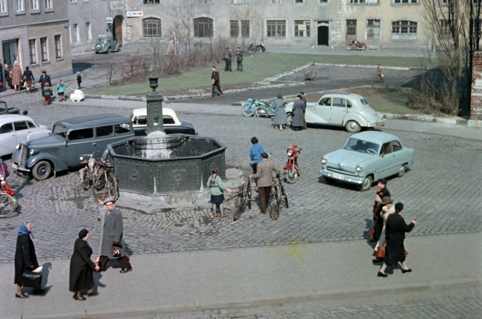 Germany, Weimar, Frauenplan, középen a Goethebrunnen., 1957, Sattler Katalin, colorful, GDR, monument, Fortepan #171224