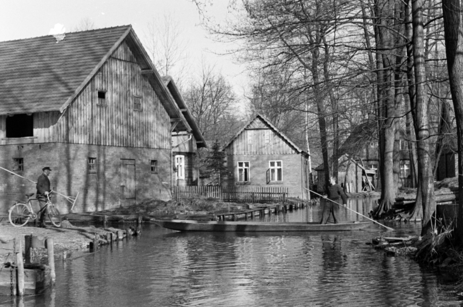 Németország, Lübbenau-Lehde, Spreewald, An der Lischka., 1957, Sattler Katalin, NDK, folyópart, patak, ladik, lakóház, Fortepan #171228