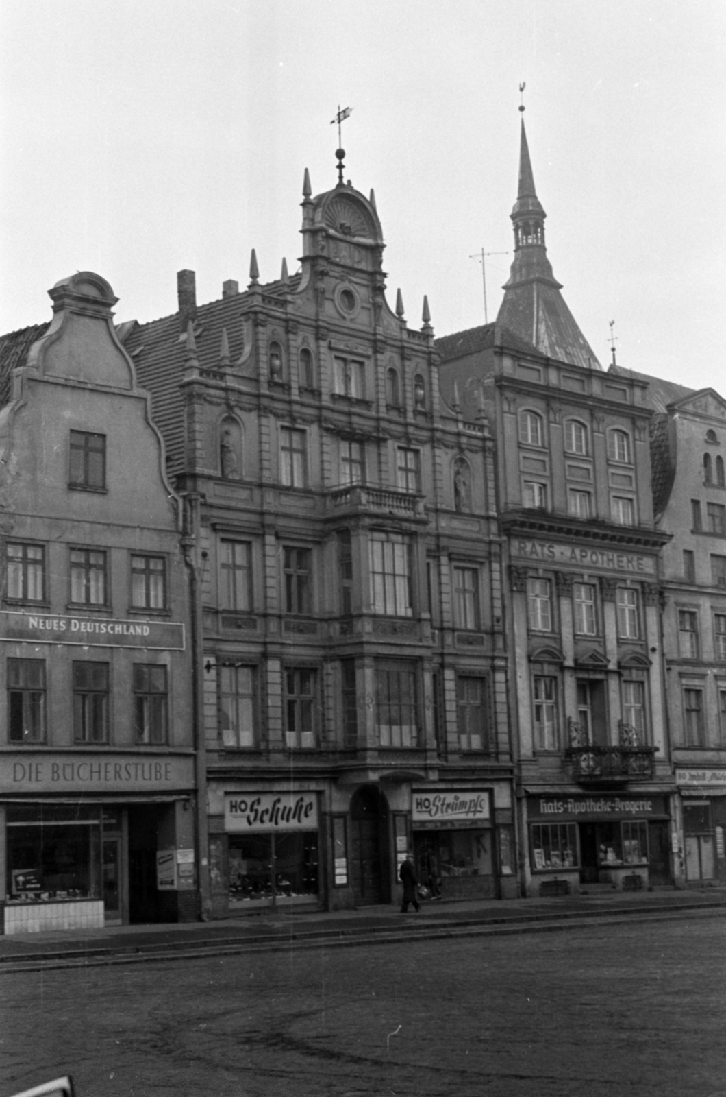 Németország, Rostock, Neuer Markt., 1957, Sattler Katalin, NDK, bérház, német szöveg, üzletportál, Fortepan #171233