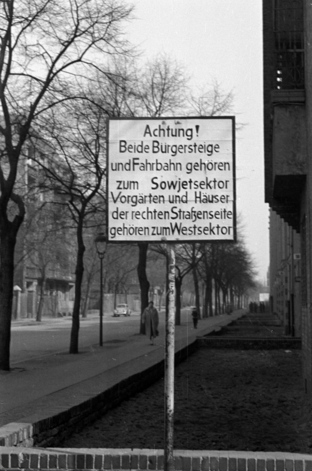 Germany, Berlin, Nyugat-Berlin, Kelet-Berlin, Harzer Strasse, szemben a Bouchéstrasse a Heidelberger Strasse felé nézve., 1957, Sattler Katalin, GDR, East-Berlin, West Berlin, german text, Fortepan #171235