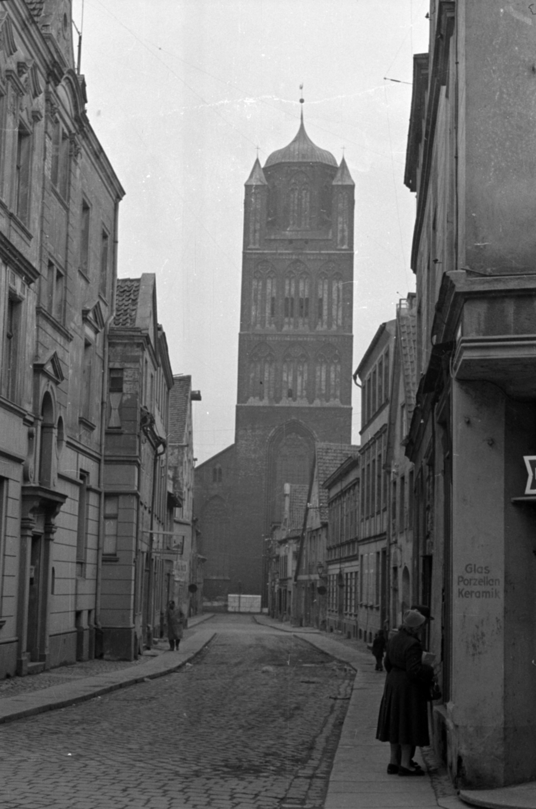 Germany, Stralsund, Böttcherstrasse, szemben a Szent Jakab-templom., 1957, Sattler Katalin, GDR, street view, Fortepan #171242