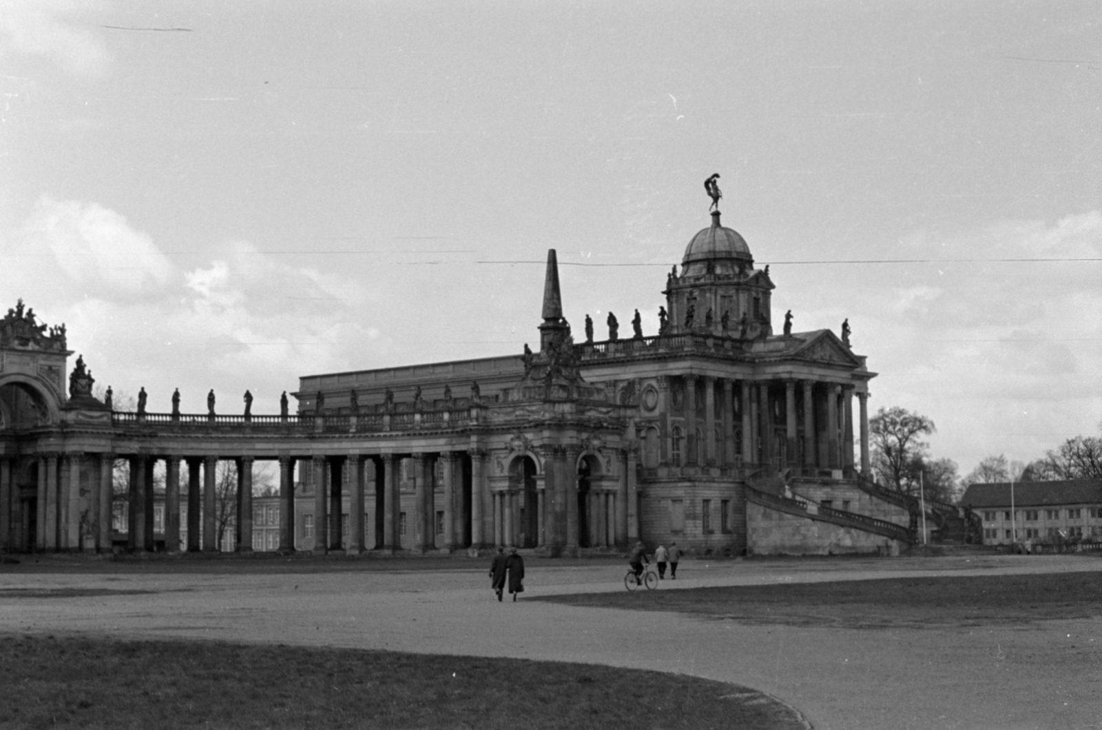 Germany, Potsdam, a Sanssouci-kastély parkja, szemben a Neues Palais melléképülete (Commun)., 1957, Sattler Katalin, GDR, architectural heritage, Fortepan #171245