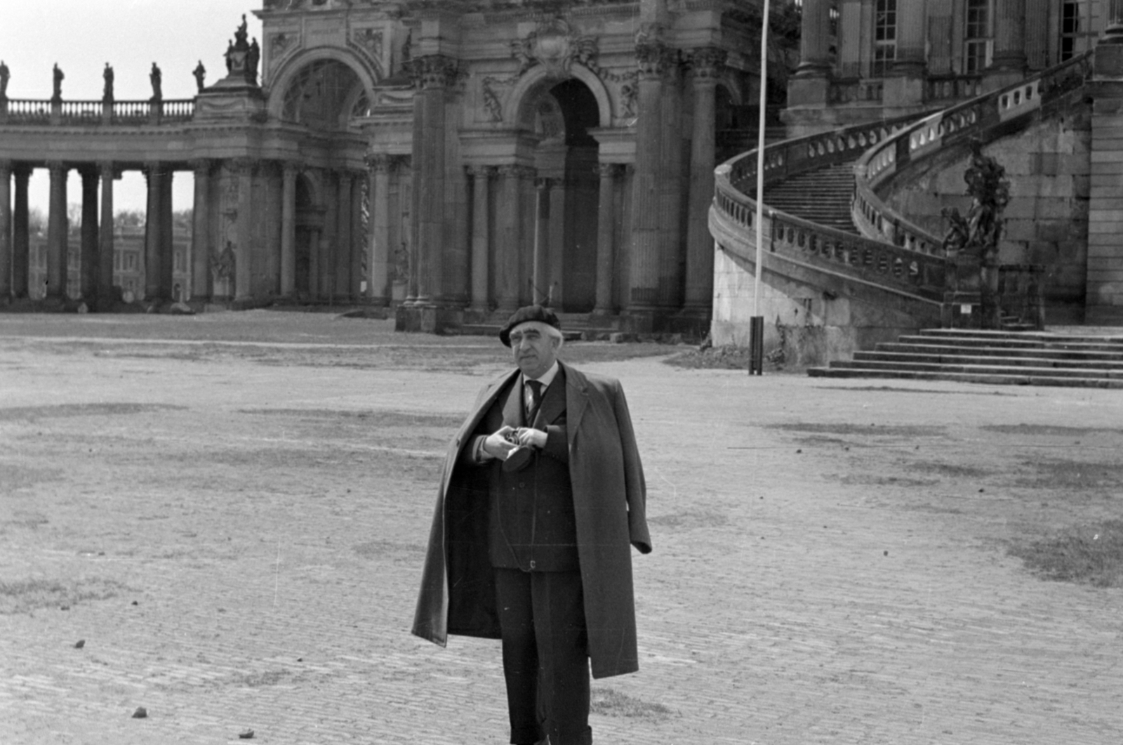 Germany, Potsdam, a Sanssouci-kastély parkja, szemben a Neues Palais melléképülete (Commun)., 1957, Sattler Katalin, GDR, flight of stairs, Fortepan #171246