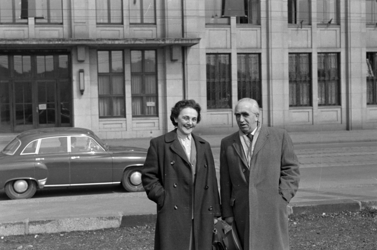Germany, Berlin, Kelet-Berlin, Stralauer Strasse, a háttérben látható épület kül- és belkereskedelmi cégek székháza (eredetileg és ma Schicklerhaus)., 1957, Sattler Katalin, GDR, double portrait, East-Berlin, Fortepan #171247