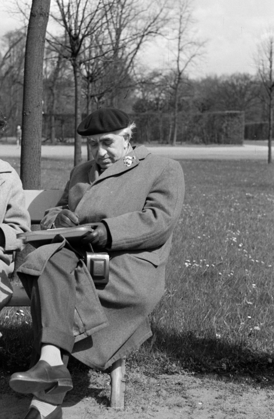 Germany, Potsdam, a Sanssouci-kastély parkja., 1957, Sattler Katalin, GDR, writing, camera, old person, Fortepan #171250