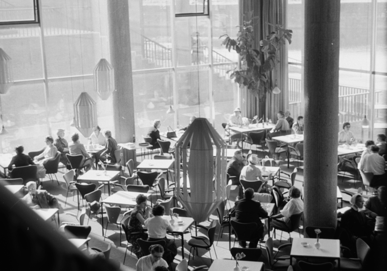 Germany, Berlin, Nyugat-Berlin, Tiergarten, John-Foster-Dulles-Allee (Zeltenallee) 10., Kongresshalle / Haus der Kulturen der Welt. A felvétel a Cafe in der Kongresshalle nevű kávéházban készült., 1958, Sattler Katalin, hospitality, Fortepan #171252