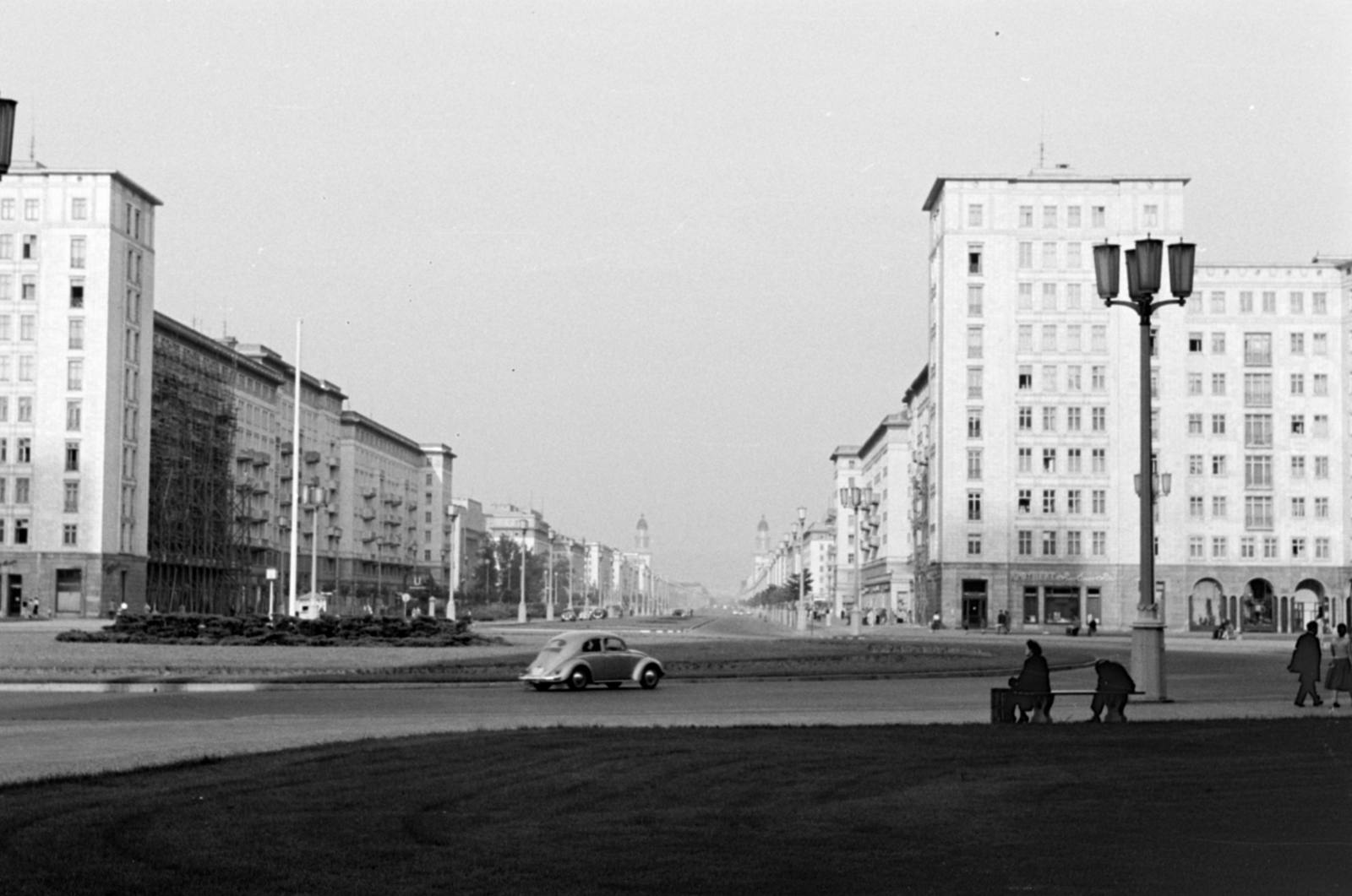Németország, Berlin, Kelet-Berlin, Karl-Marx-Allee (Stalinallee) a Strausberger Platz felől nézve, 1958, Sattler Katalin, NDK, Kelet-Berlin, Volkswagen Bogár, bérház, utcakép, utcai lámpa, Fortepan #171253