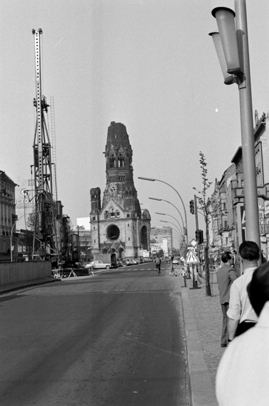 Germany, Berlin, Nyugat-Berlin, Kurfürstendamm, szemben a Vilmos császár emléktemplom (Kaiser-Wilhelm-Gedächtnis-Kirche)., 1958, Sattler Katalin, West Berlin, street view, street lamp, bicycle, Fortepan #171254